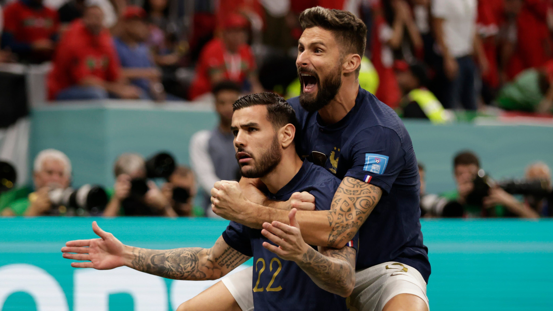 Oliver Giroud e Theo Hernandez comemoram gol da França sobre Marrocos