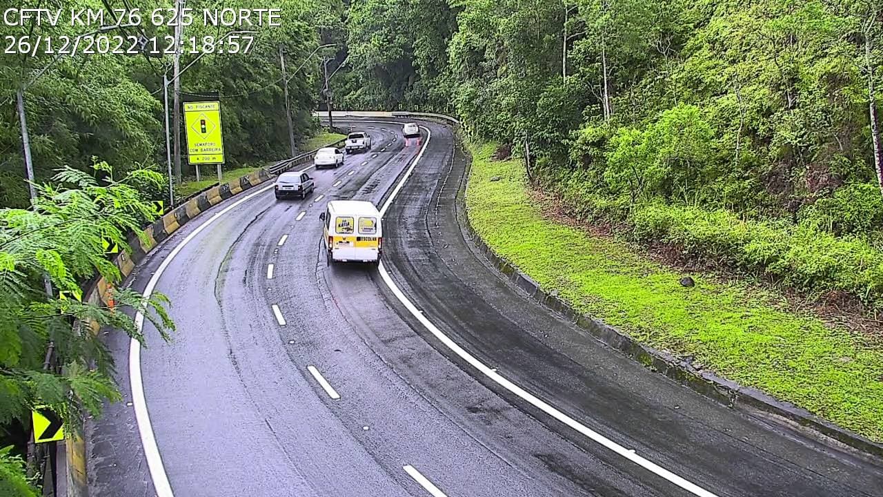 Apesar da chuva, Rodovia dos Tamoios já registra trafego intenso no sentido Litoral Norte