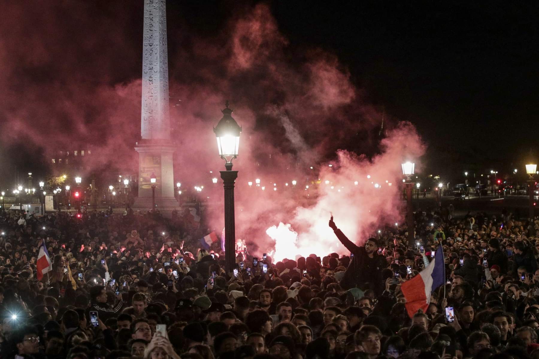 Torcedores da França na Place de la Concorde, no centro de Paris