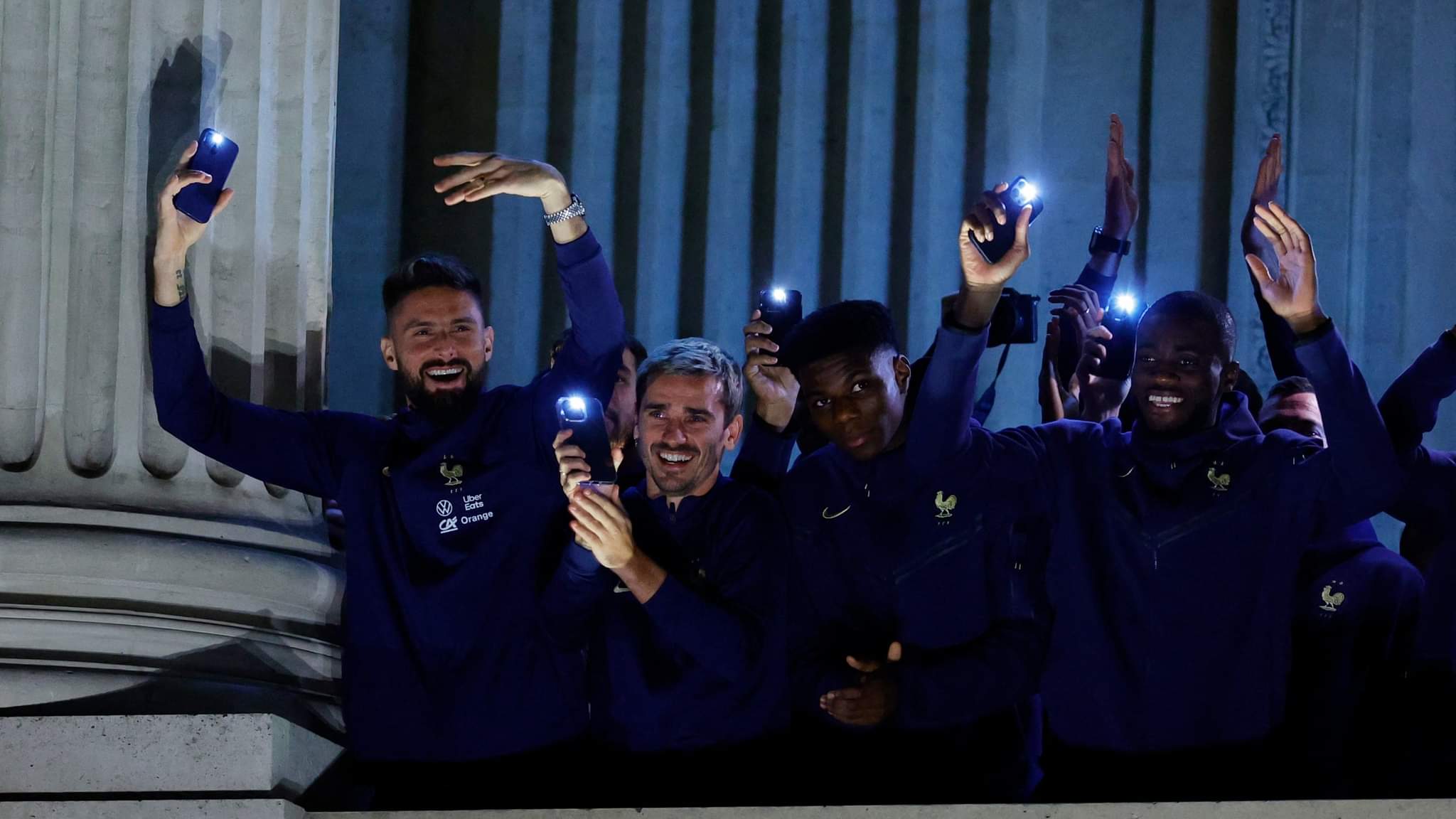 Apesar da derrota, jogadores da França são recepcionados na Place de la Concorde