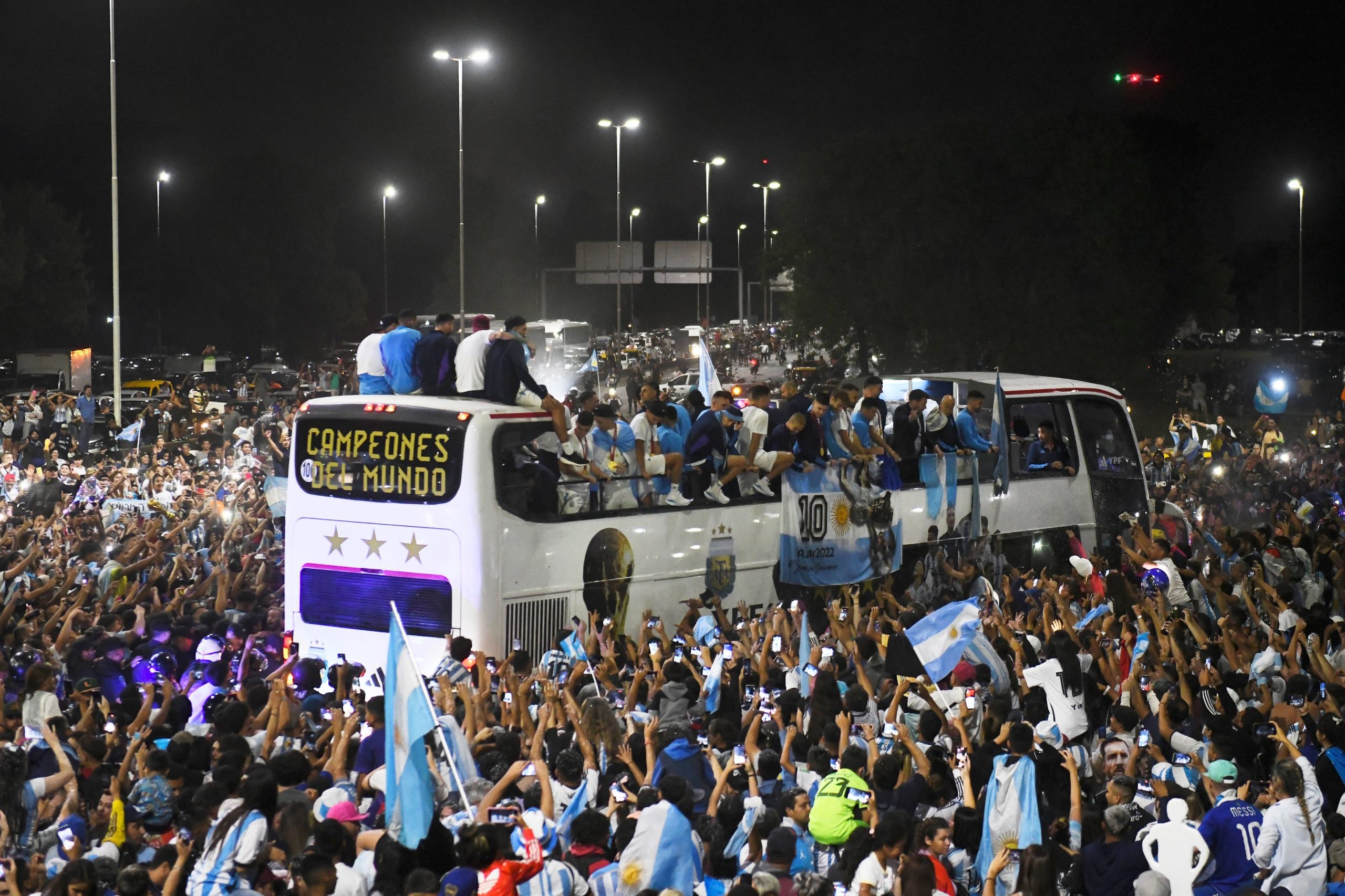 Jogadores da Argentina comemoram com a torcida nos aredores do aeroporto de Buenos Aires
