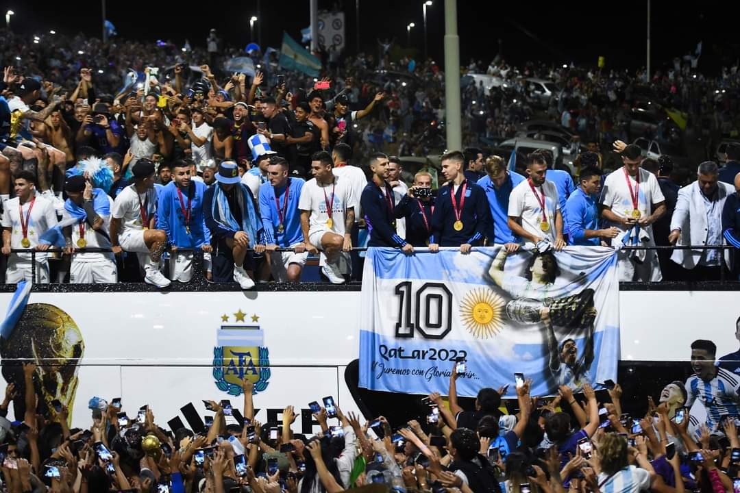 Jogadores da Argentina comemoram com a torcida nos aredores do aeroporto de Buenos Aires