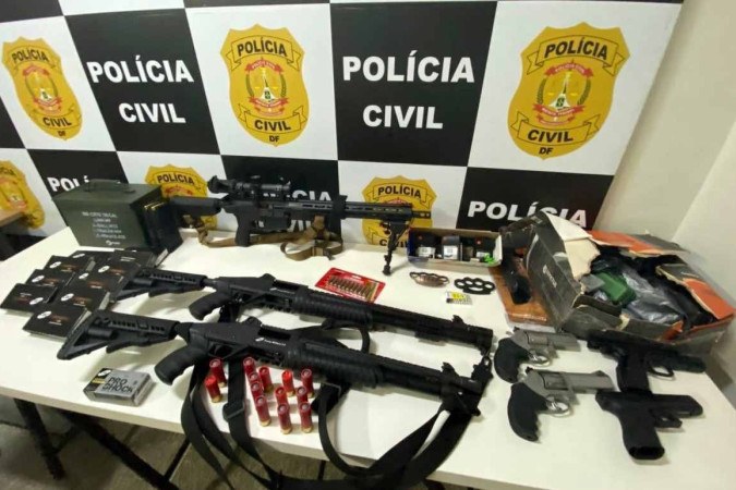 Arsenal encontrado com o suspeito de implementar uma bomba em Brasília; segundo ele o objetivo era implementar o estado de sítio. Foto mostra diversas armas em cima de uma mesa da Polícia Civil.