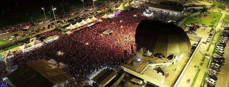 Imagem geral da Praça de Eventos do Porto Novo, local de shows em Caraguá