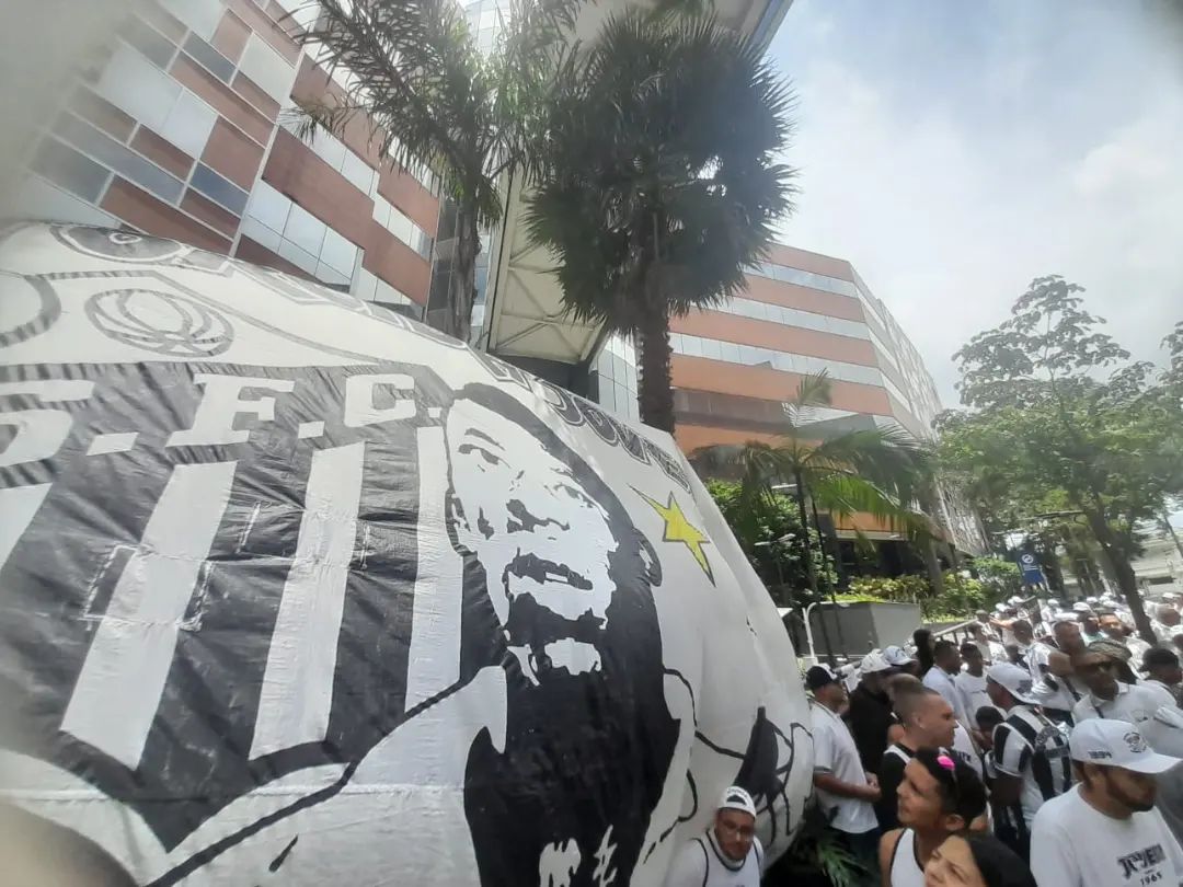 'Vigília' dos Torcedores do Santos para o ex-jogador de futebol, Pelé. Foto: Divulgação/Torcida Jovem Santos