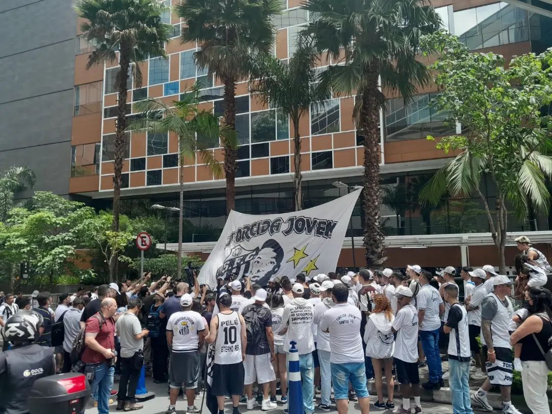 'Vigília' dos Torcedores do Santos em frente ao Albert Einstein