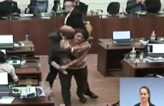Frame do vídeo que mostra que vereadora Carla Ayres (PT) é abraçada e beijada à força na Câmara de Florianópolis, por Marquinhos da Silva (PSC).