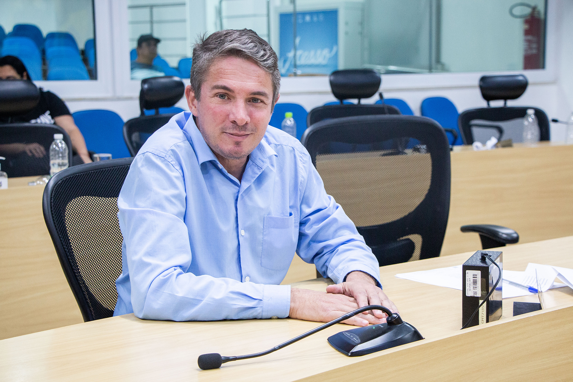 Vereador Alberto Barreto, novo presidente da câmara de taubaté, com uma camisa azul, sentado, com os braços em uma mesa. Foto ilustra a Retrospectiva 2022 no Vale do Paraíba.