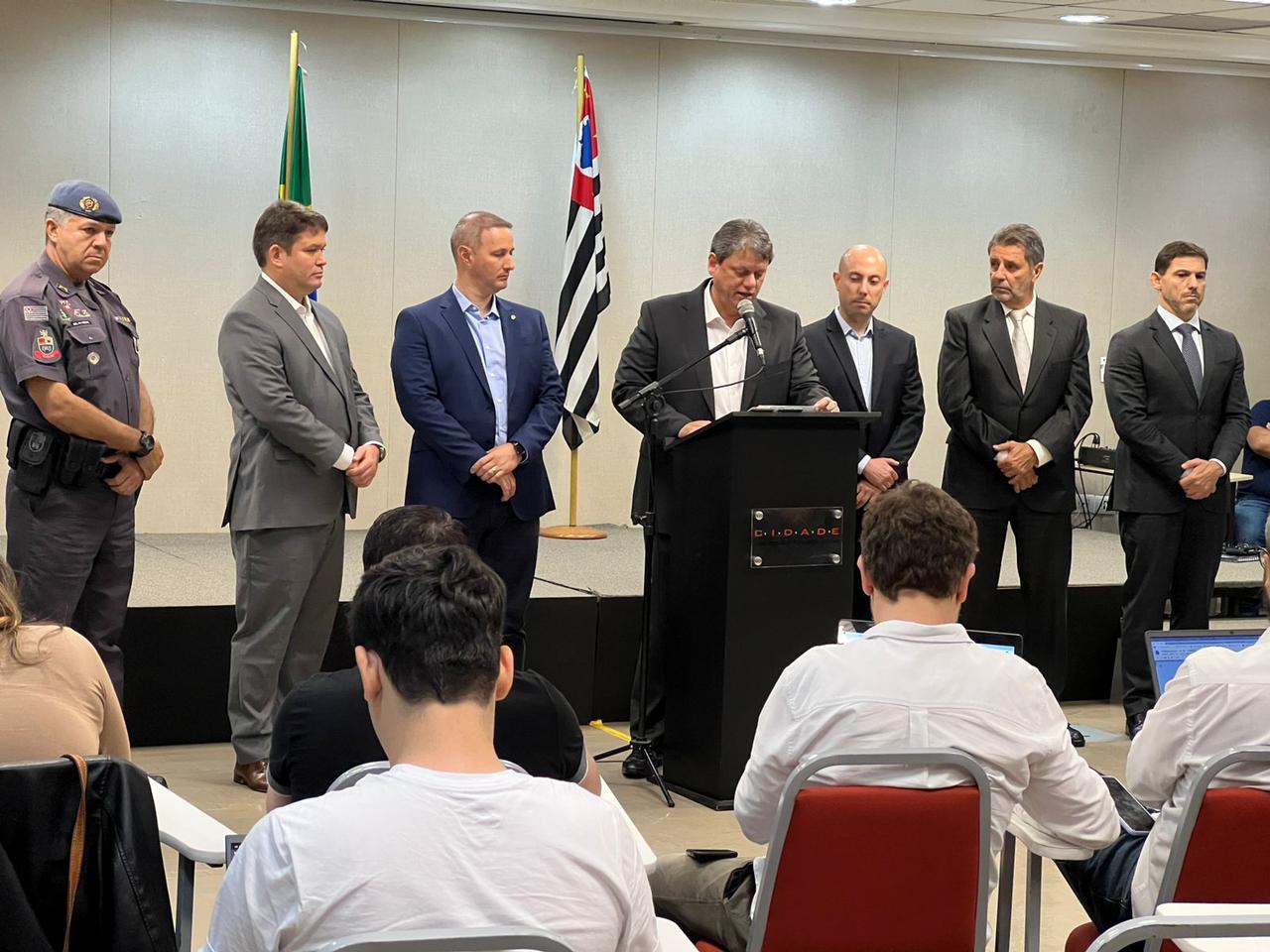 Tarcísio de Freitas ao lado da nova cúpula da Segurança Pública do estado de São Paulo