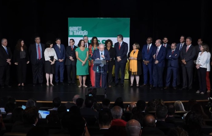 Lula, ministros anunciados e outros integrantes do governo nesta quinta-feira (22) em Brasília