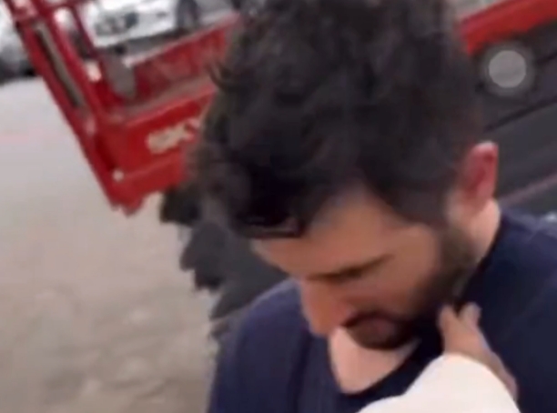 frame do vídeo que mostra tapa dado por eddy jr. em seu vizinho que o ameaçou e é filho da mulher que o agrediu com ofensas racistas em outubro.