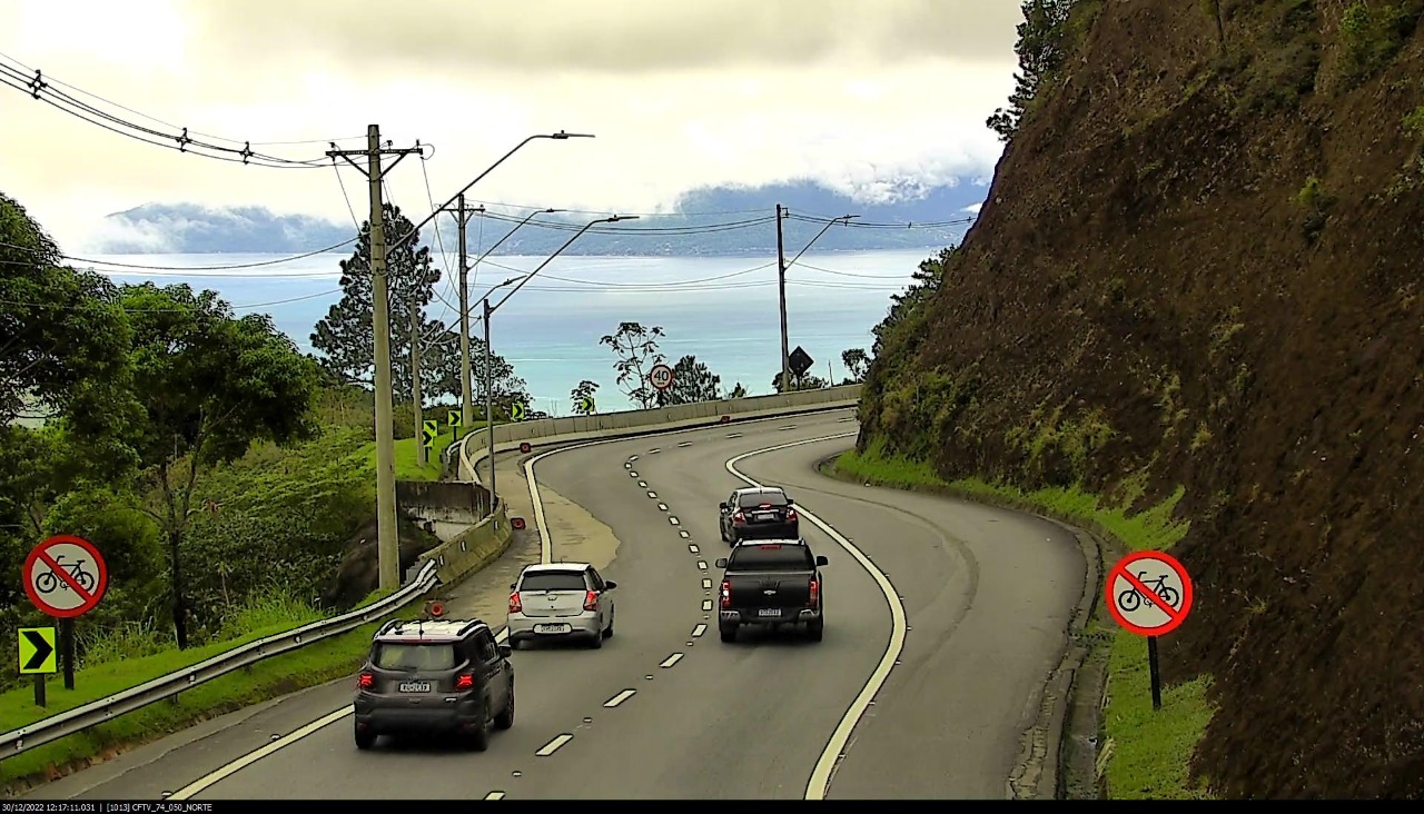 Rodovia dos Tamoios com trafego intenso no sentido Litoral Norte