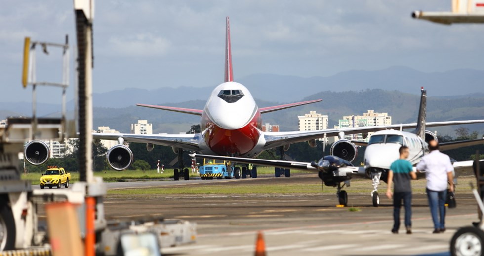 Boeing 747-400 cargueiro, que pousou no aeroporto de São José nesta quarta, visto de frente