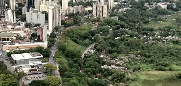 Vista aérea do Banhado, em São José dos Campos, com área verde à direita e prédios à esquerda; foto ilustra matéria sobre a decisão da Justiça sobre o cadastramento de moradores.