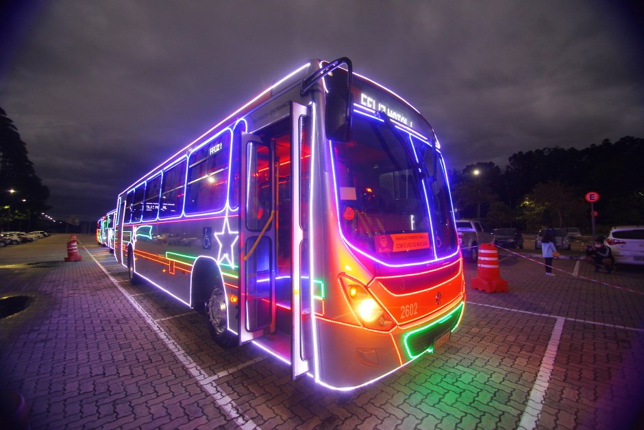 ônibus iluminado da caravana de natal em são josé dos campos (sjc)