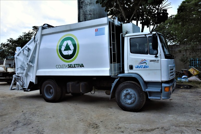 Coleta de lixo em Ubatuba em serviço
