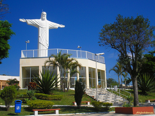 Cristo de Taubaté, com o céu azul e área verde em volta; foto ilustra a matéria sobre a votação do projeto Taubaté Decide.