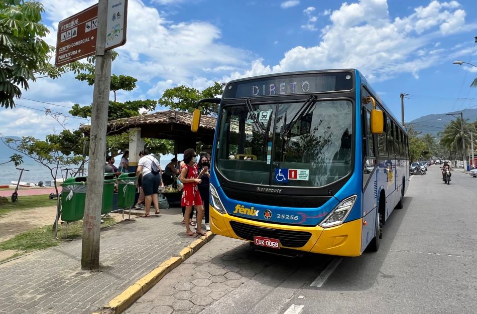 A Expresso Fênix é responsável pelo serviço de transporte público de Ilhabela e Caraguá