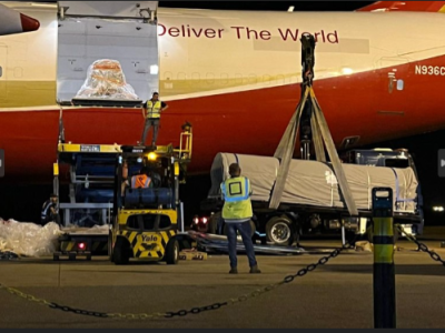 Foguete sul-coreano HANBIT-TLV em chegada ao Brasil, em 3 de dezembro. Veículo é descarregado desmontado do bagageiro de avião.