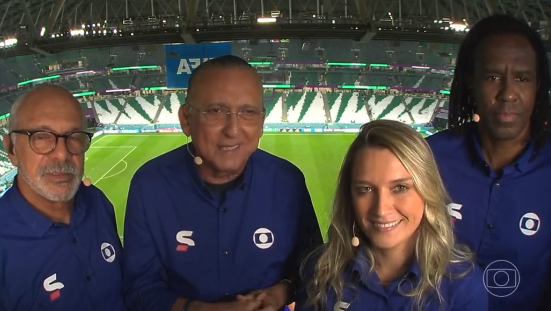 Galvão Bueno ao lado de comentaristas da Globo, momento após dizer que vai torcer para a Argentina.