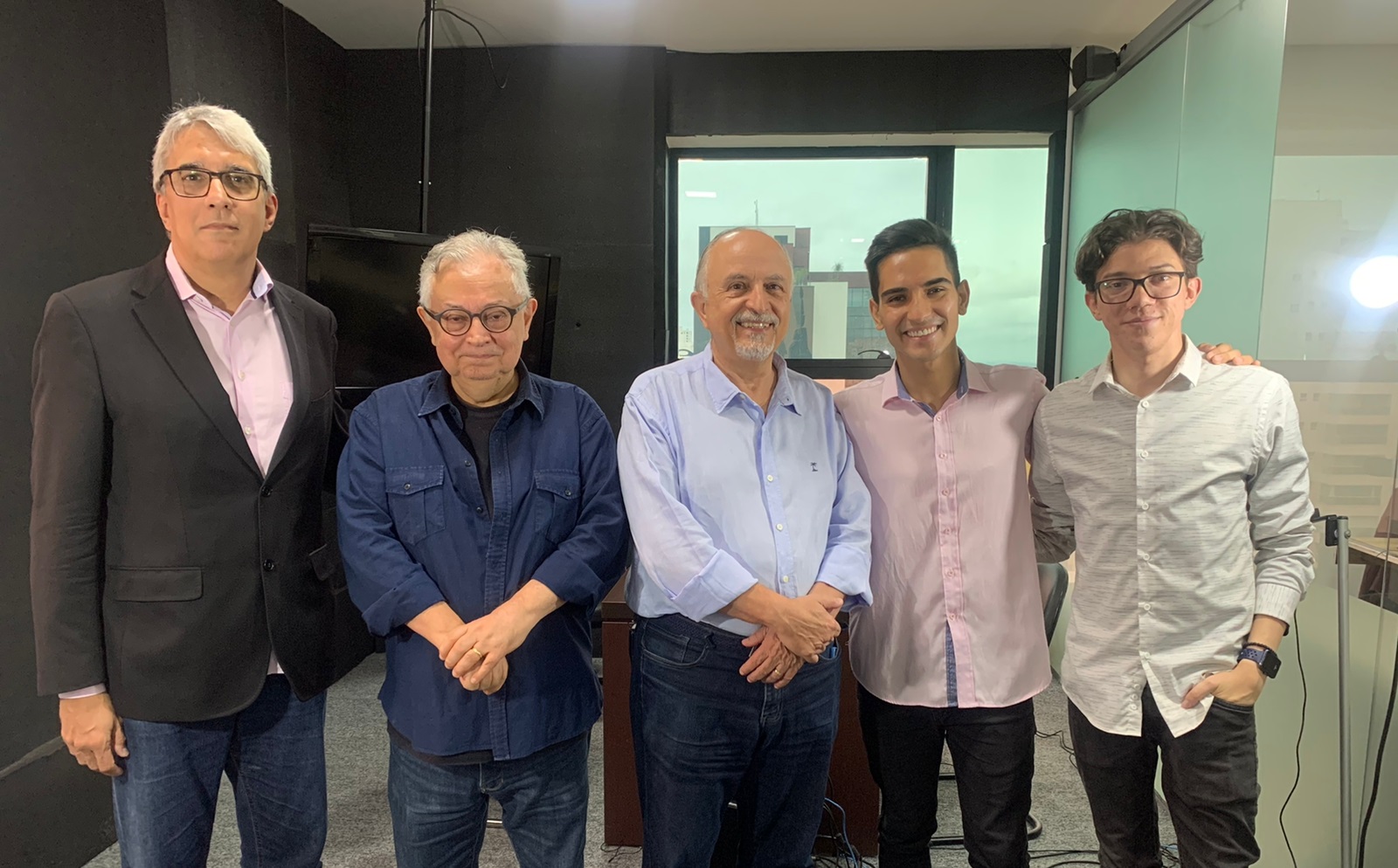 Jornalistas Matheus Andrade, Hélcio Costa, José Guilherme Ferreira, Pedro Bavuso e o comentarista Dr. Sebastião Dominguez, oftalmologista, durante gravação do podcast Talk+, do Portal SP RIO+, sobre a Retrospectiva 2022 no Vale do Paraíba.