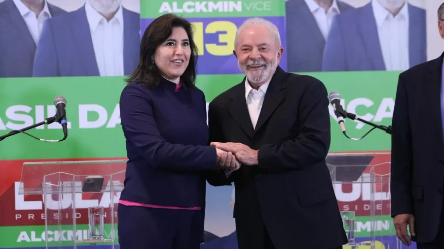 presidente lula e senadora simone tebet juntos apertando as mãos em cumprimento
