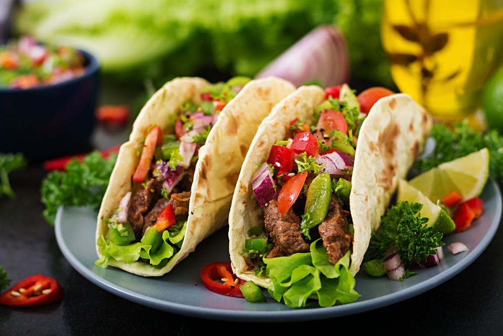 Tacos mexicanos, com recheios de salada, carne e outros ingredientes, ilustrando a matéria sobre ceia plant-based.