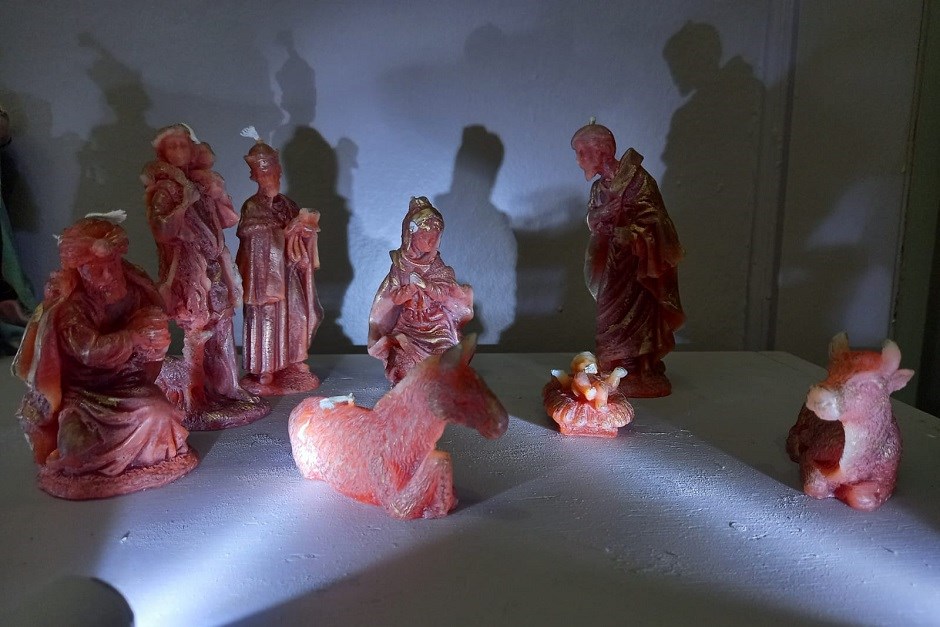 um dos presépios da nova exposição natalina do museu do folclore em são josé dos campos. ele foi colocado em um espaço de penumbra, iluminado por duas lanternas e tem peças todas na cor vermelha.