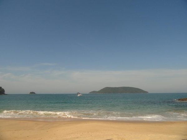 praia deserta em ubatuba