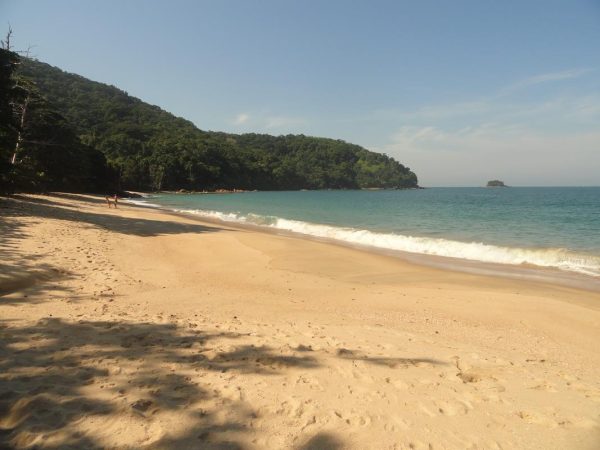 praia deserta em ubatuba