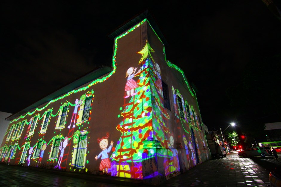 projeção de mapas e imagens de natal na fachada da igreja do largo do são benedito em são josé dos campos.