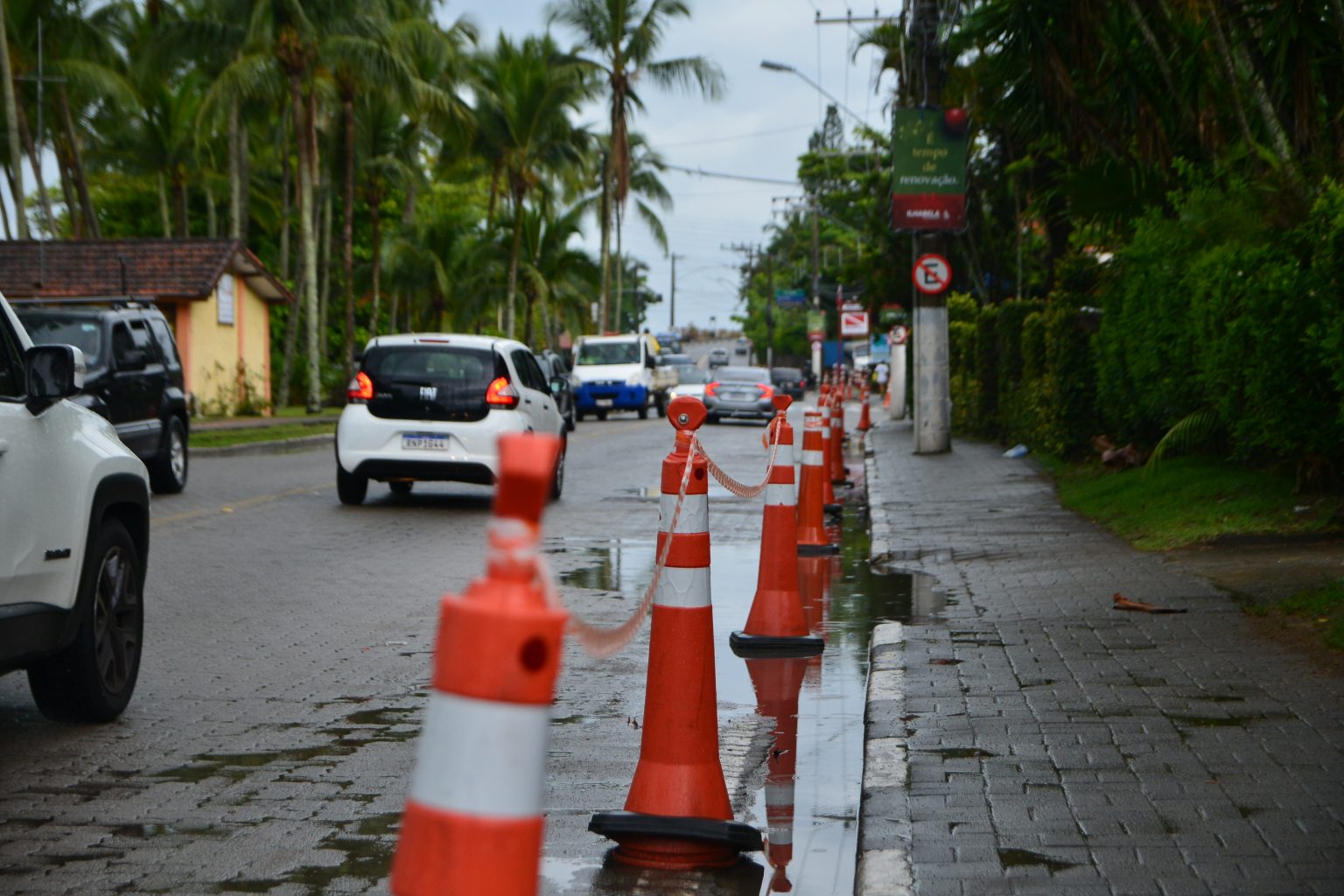 cones colocados em avenida de ilhabela para melhora da fluidez do trânsito na alta temporada