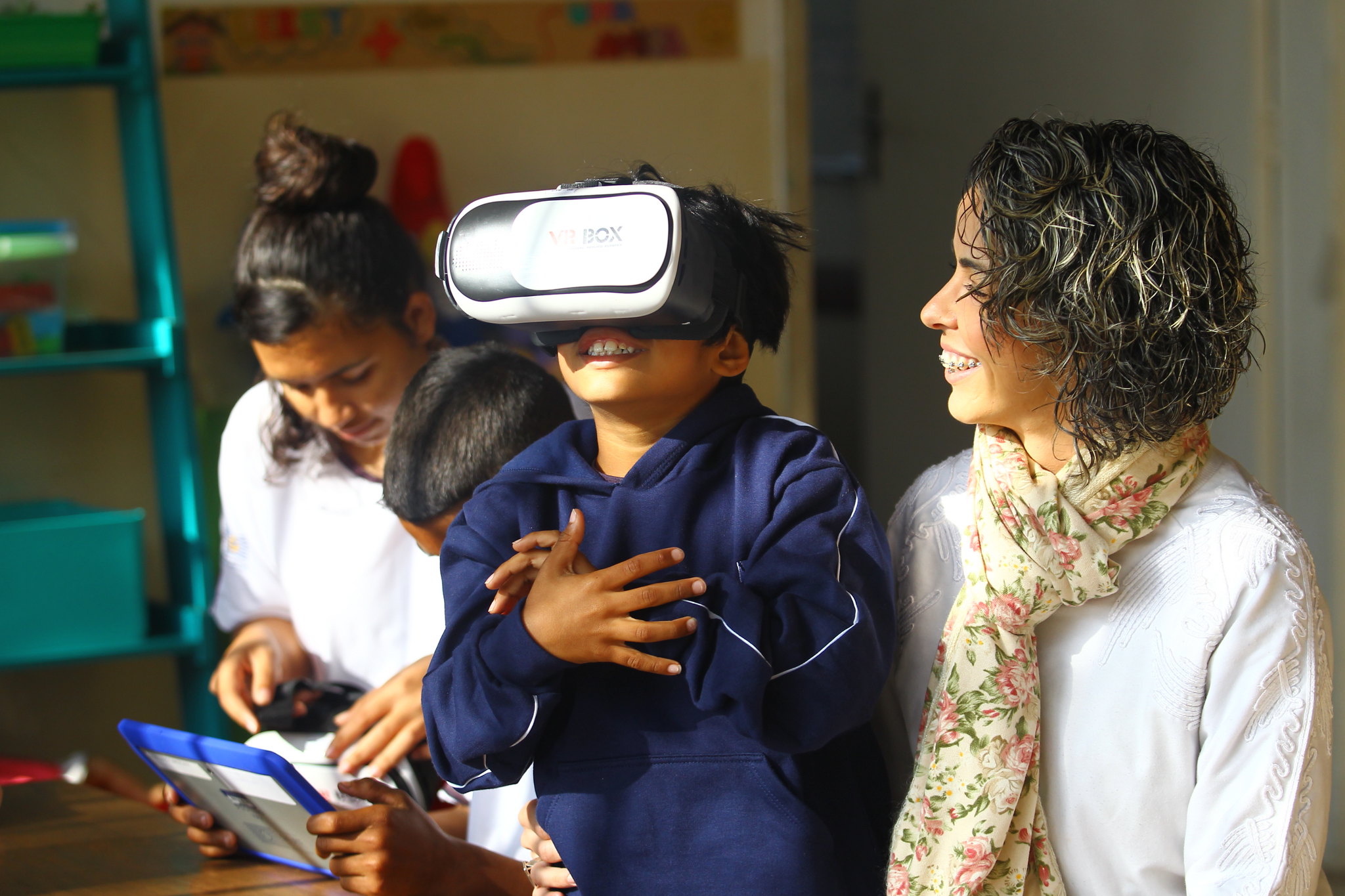 criança com óculos de realidade virtual em projeto da fundhas em são josé dos campos