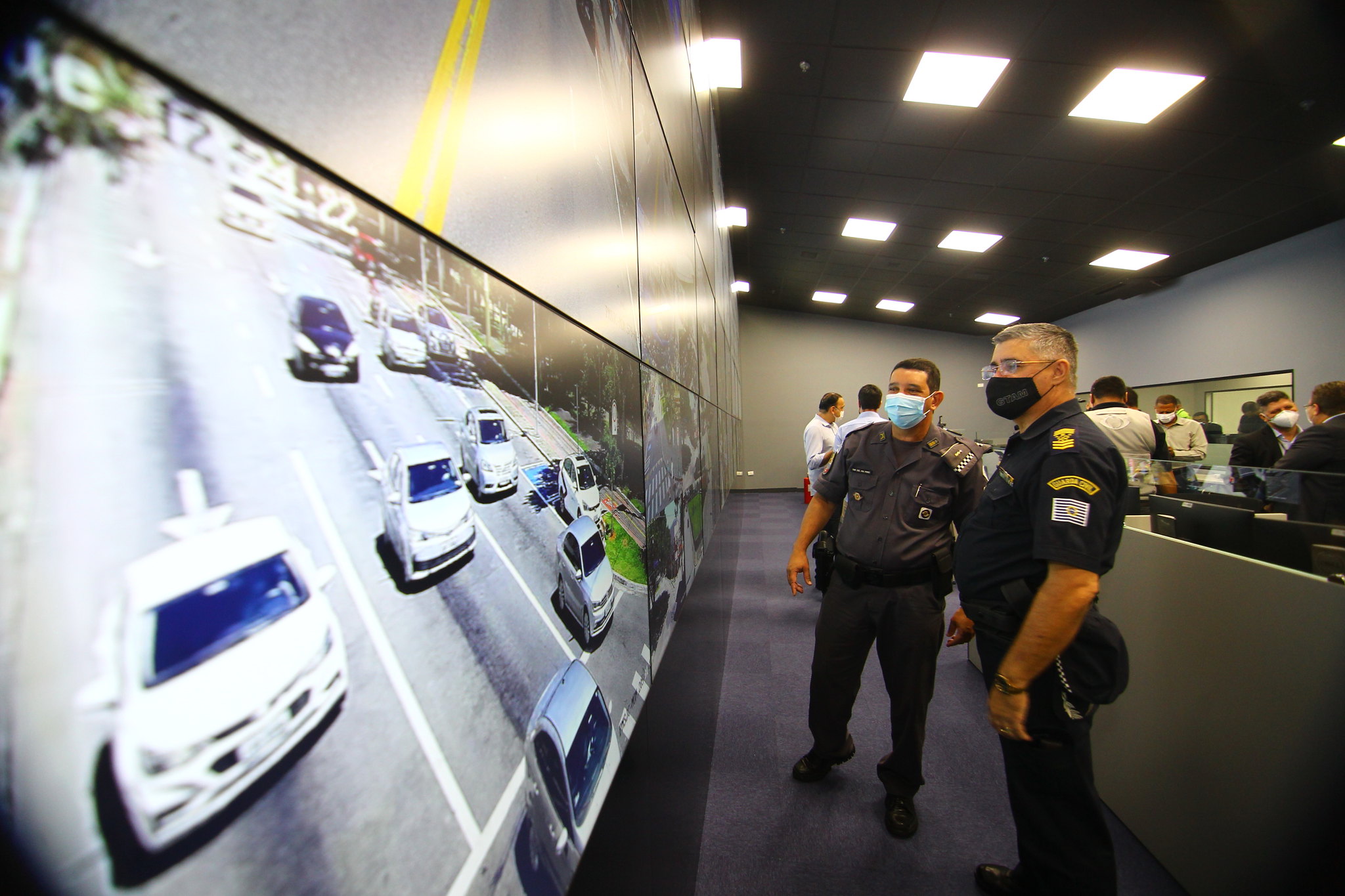 agents de segurança em frente à tela monitorando via pública na sede do csi em são josé dos campos