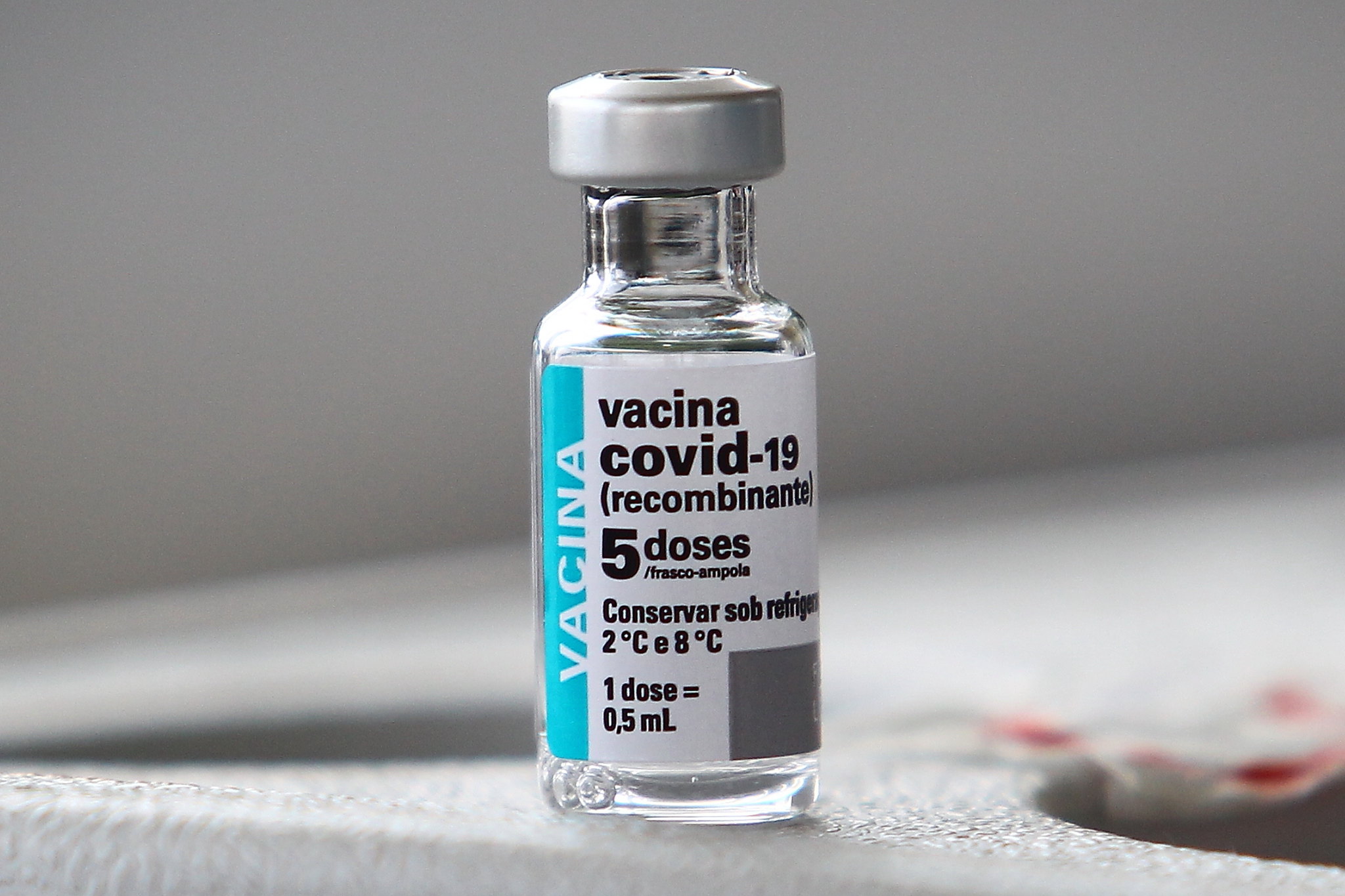 frasco de vacina astrazeneca contra a covid-19