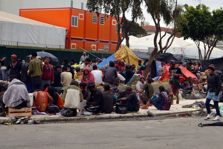 São Paulo - Usuários de drogas são deslocados da praça Júlio Prestes para a praça em frente à estação Julio Prestes, conhecida como praça do Cachimbo, na região da Cracolândia (Rovena Rosa/Agência Brasil)