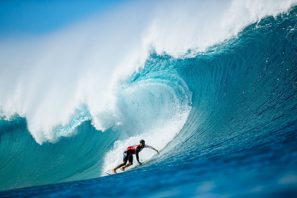 gabriel medina pegando tubo em onda durante etapa do circuito mundial de surfe, da WSL. ele é um dos 4 representantes do litoral norte de são paulo na competição este ano.
