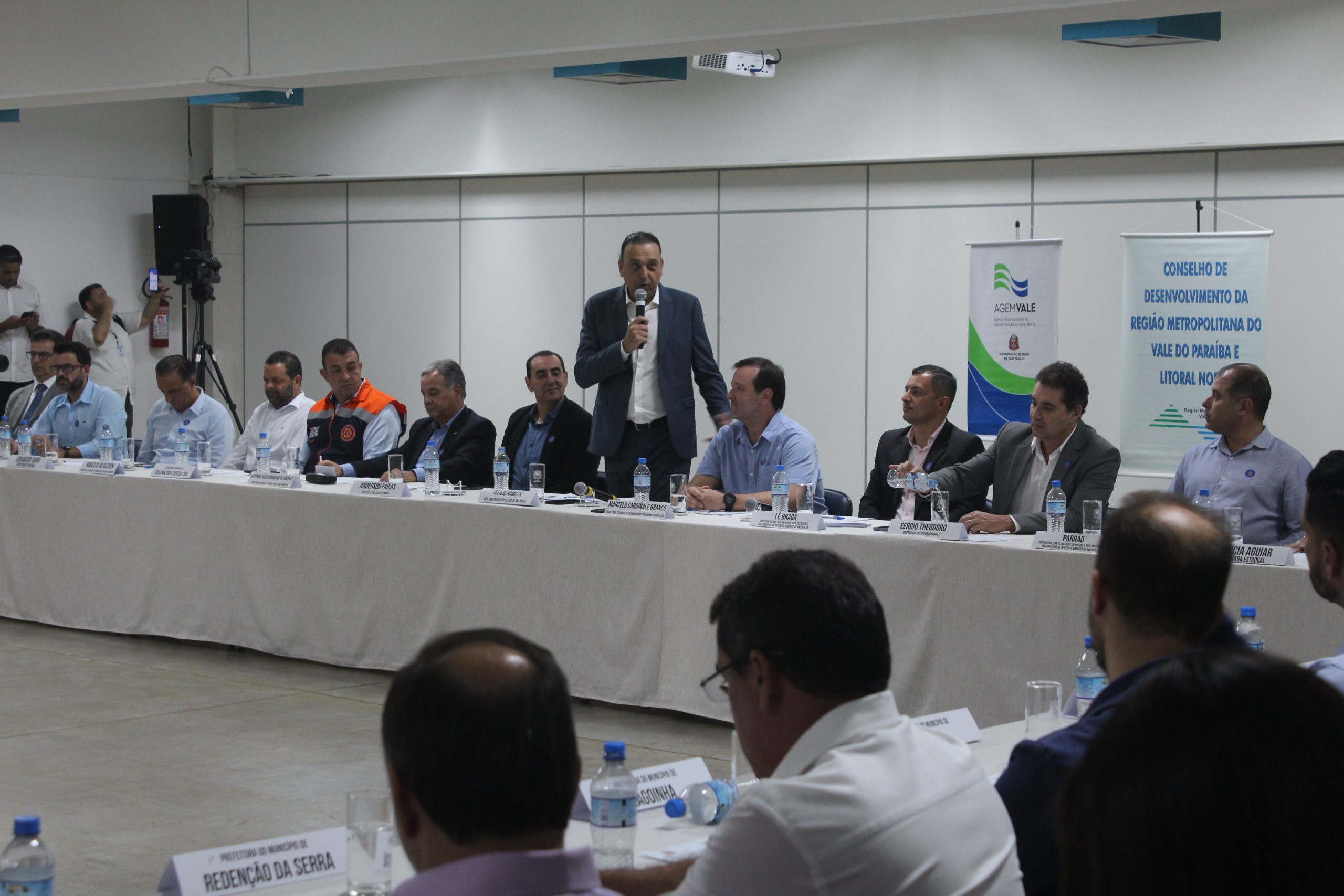felicio ramuth (de pé) ao lado de prefeitos e autoridades do Vale do Paraíba durante reunião do Conselho de Desenvolvimento da Região Metropolitana do Vale do Paraíba e Litoral Norte nesta terça (17), em São José dos Campos.