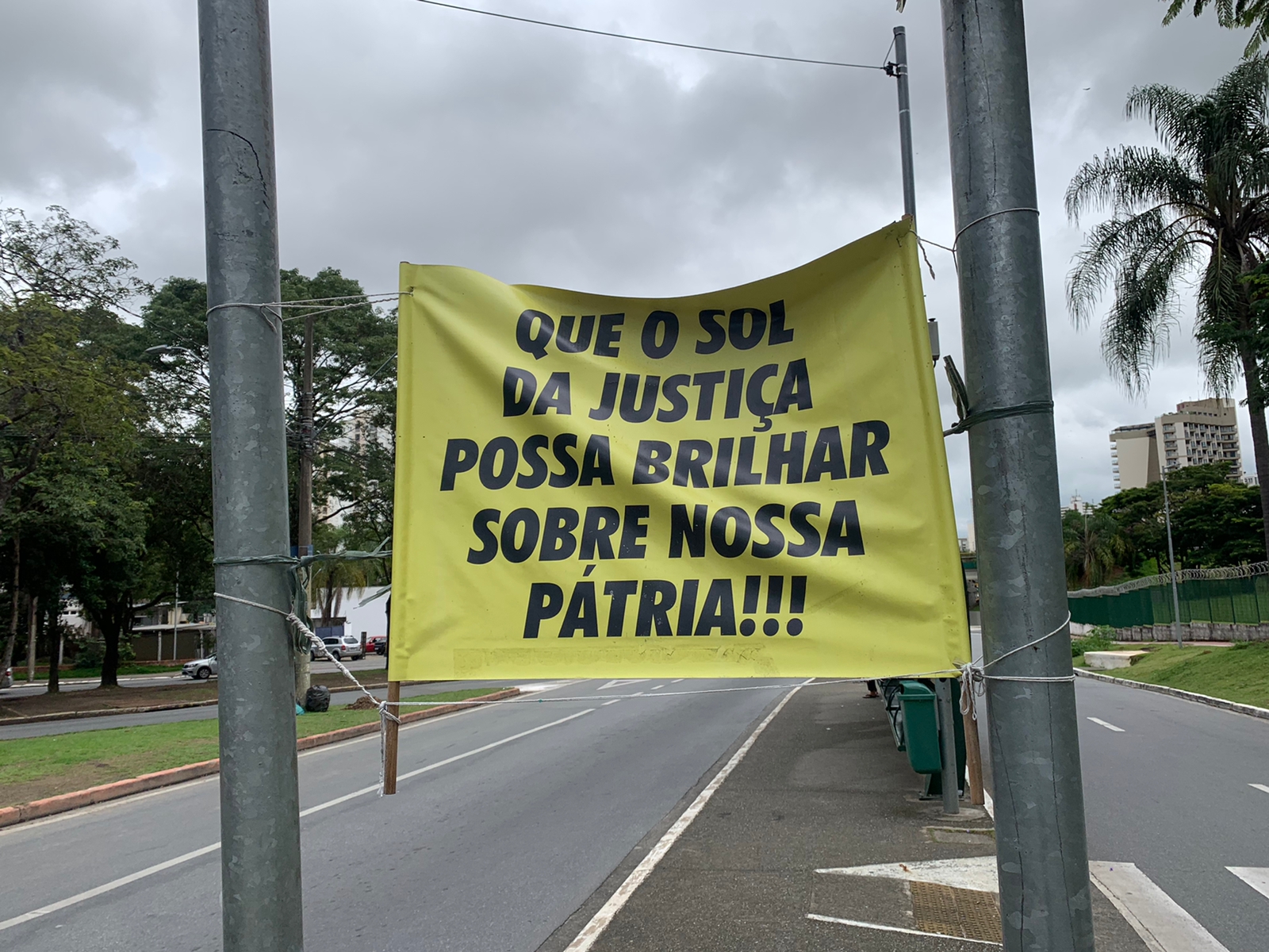 Uma das placas durante os acampamentos no DCTA, em SJC, onde manifestantes pedem intervenção militar e protestam contra Lula; placa amarela com a frase "Que o Sol da Justiça possa brilhar sobre nossa prátria".