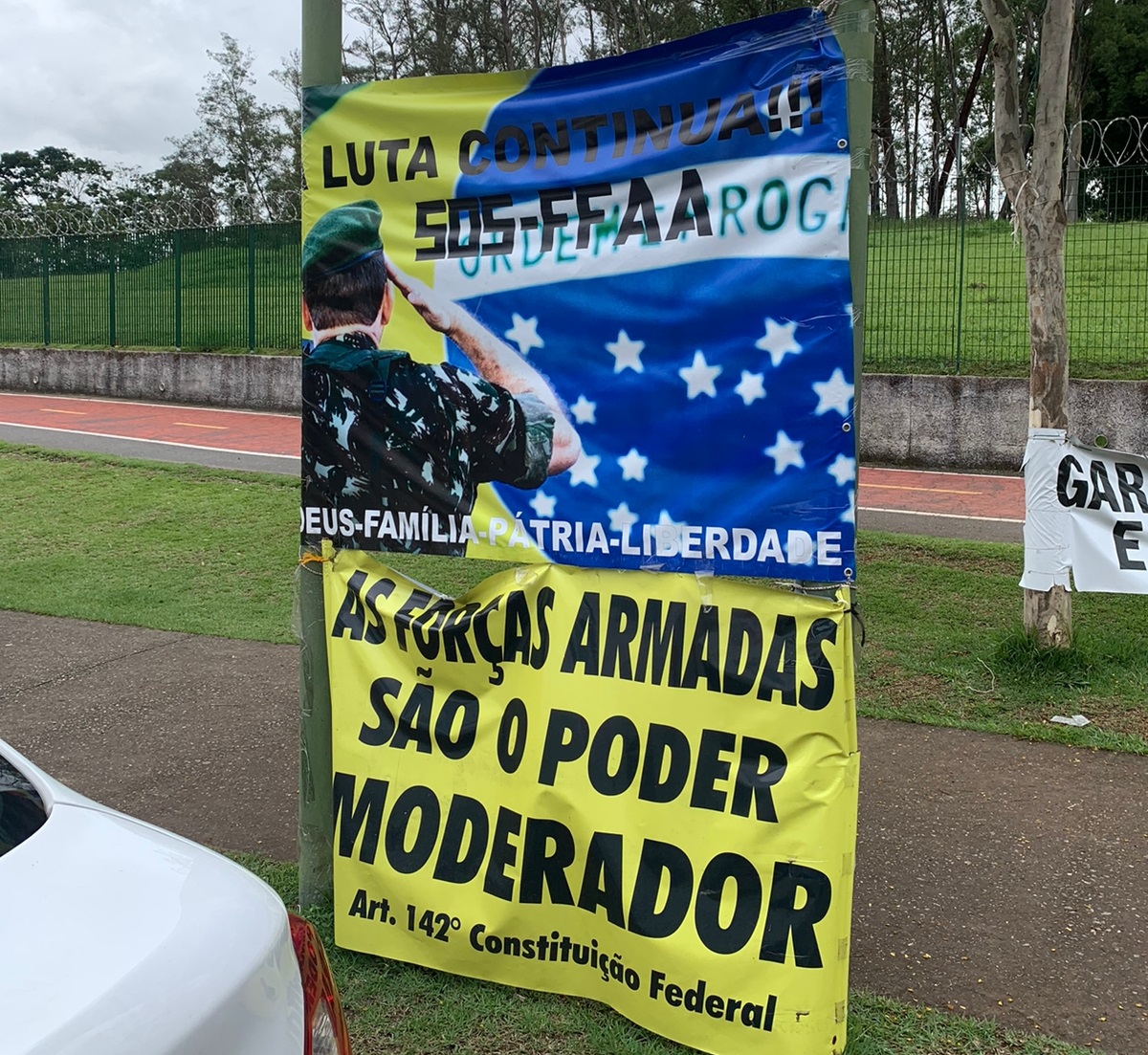 Placa de manifestantes antidemocráticos em São José dos Campos, com a frase: "Luta continua" e "As forças Armadas são o Poder Moderador".