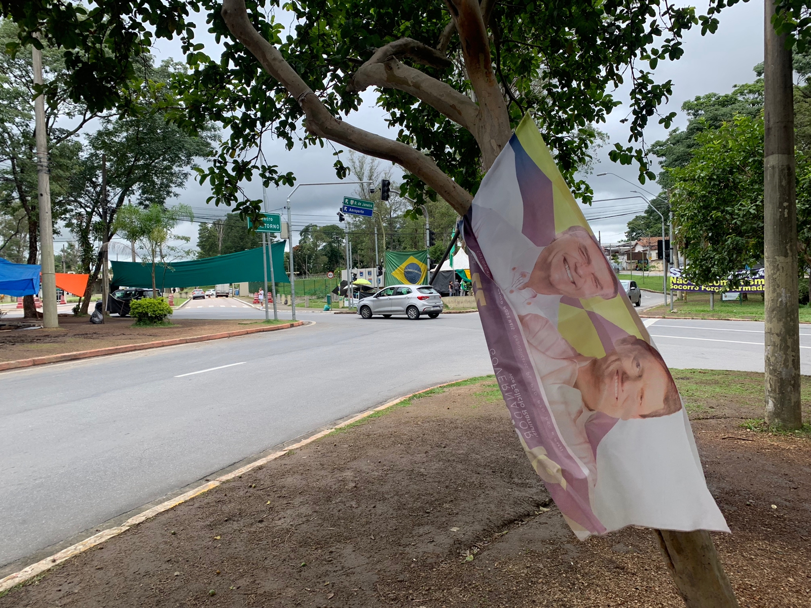 Foto mostra uma bandeira de Bolsonaro e Tarcísio de Freitas em São José dos Campos, em frente ao DCTA, onde manifstantes pedem intervenção militar contra a eleição de Lula.