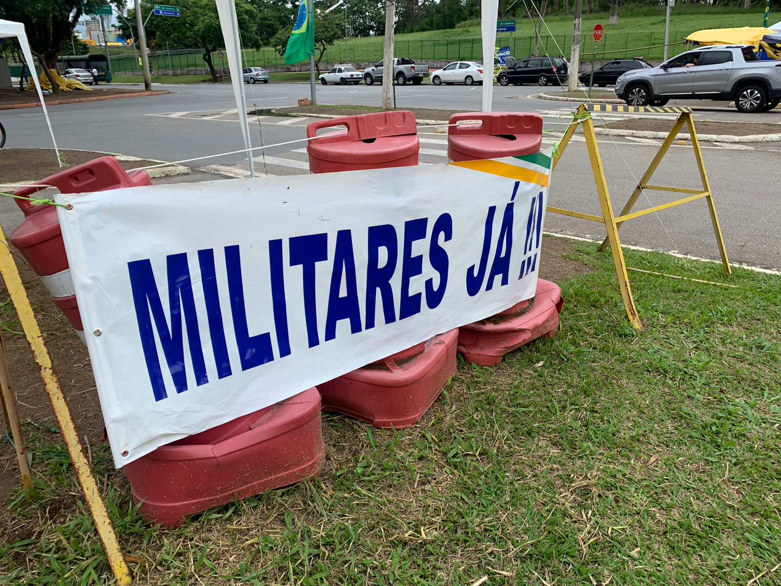 Foto de uma das placas nos acampamentos no DCTA, em São José dos Campos, pedindo intervenção militar.