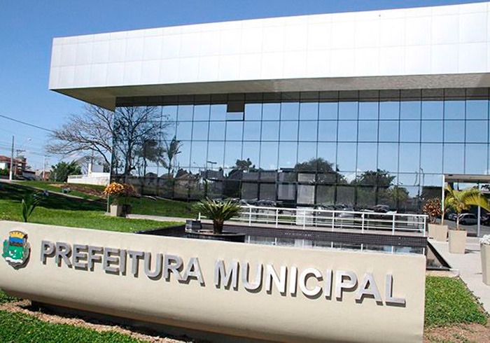 imagem de um prédio espelhado, da prefeitura de Pindamonhangaba; foto ilustra matéria sobre o concurso público de Pinda.