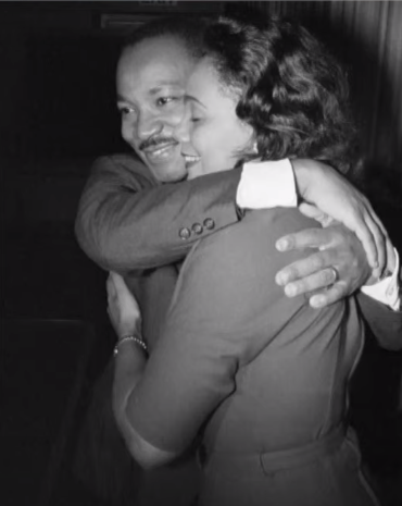 Abraço de Martin Luther King Jr. em sua esposa, durante o Prêmio Nobel da Paz, em 1964