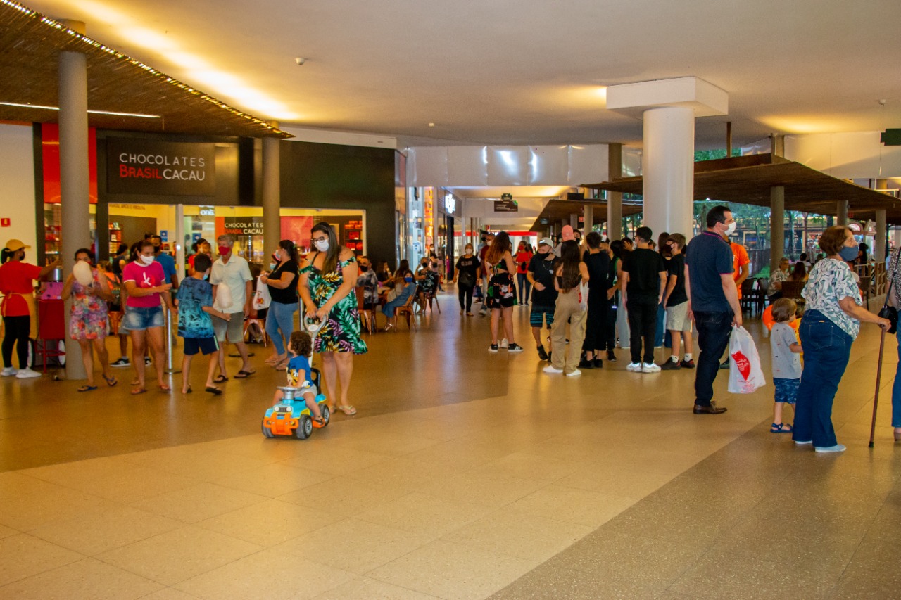 Parte interna do Serramar Shopping, em Caraguatatuba, que realizará diversas liquidações no Liquida Verão; foto mostra pessoas andando, com sacolas, na parte interna do local.