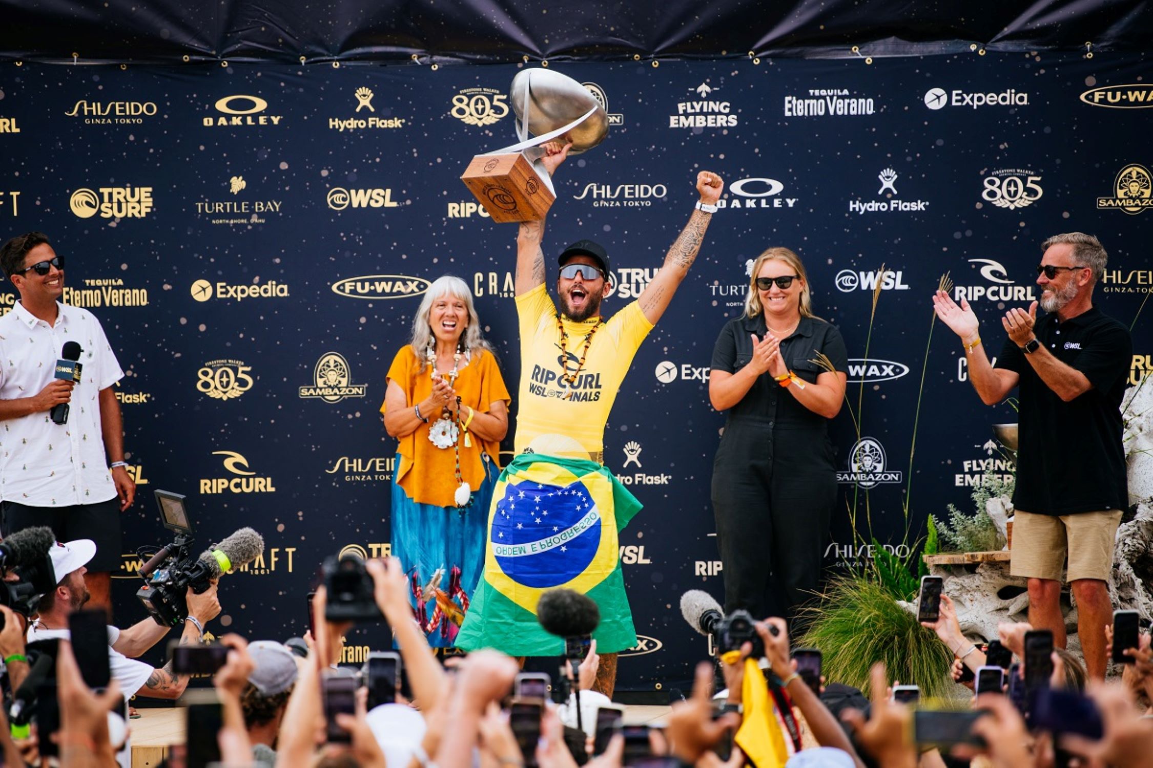 Ubatubense Filipe Toledo, campeão da WSL 2022