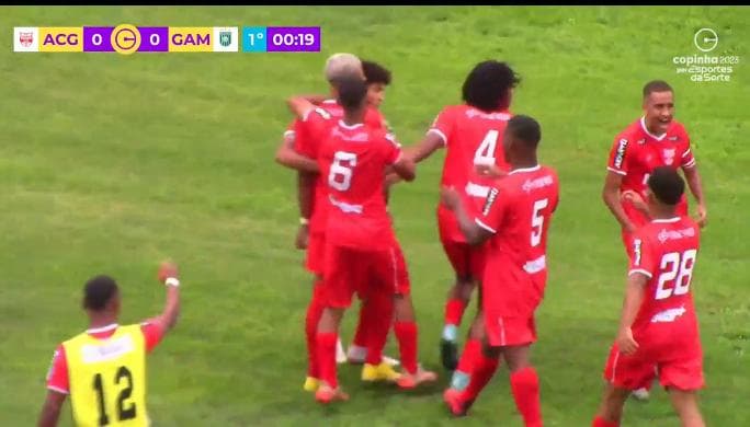 Jogadores do Atlético Clube Guaratinguetá comemoram gol sobre o Gama (DF)