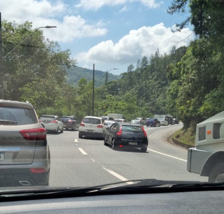 Transito no local às 11h45 desta quarta-feira, próximo ao Horto Florestal, na Rodovia dos Tamoios.
