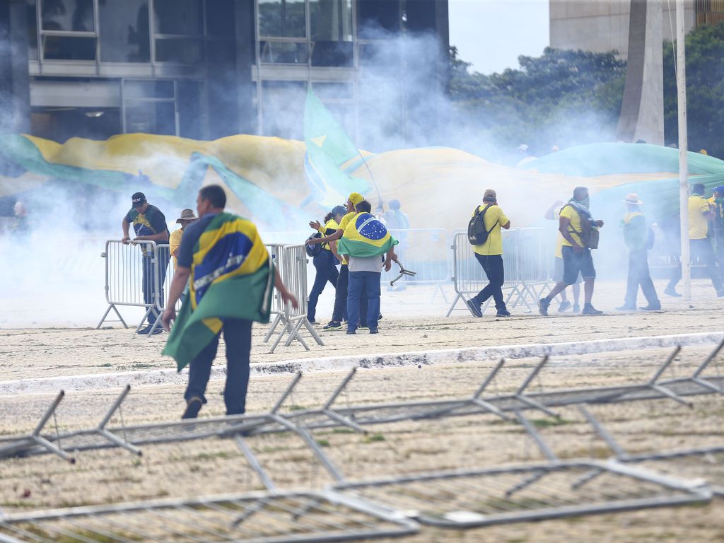 golpistas em invasão às sedes dos três poderes em brasília no dia 8 de janeiro, que acabaram por afastar o governador do DF ibaneis rocha após decisão de alexandre de moraes