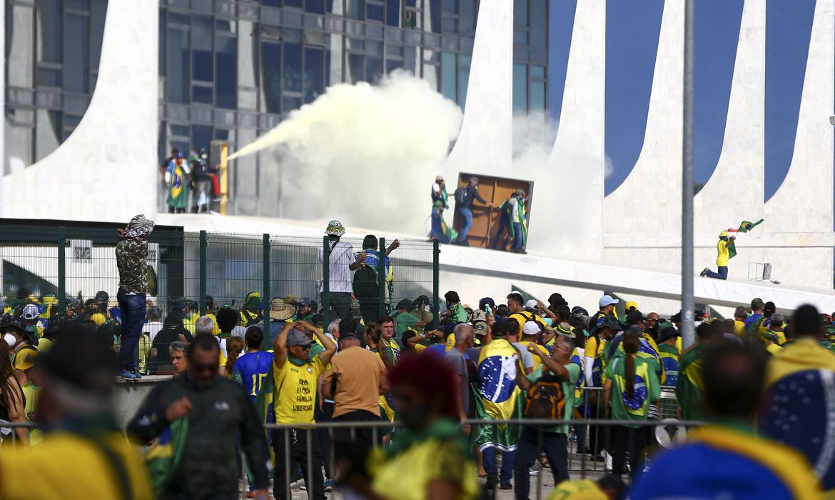golpistas em invasão às sedes dos três poderes em brasília no dia 8 de janeiro, que acabaram por afastar o governador do DF ibaneis rocha após decisão de alexandre de moraes
